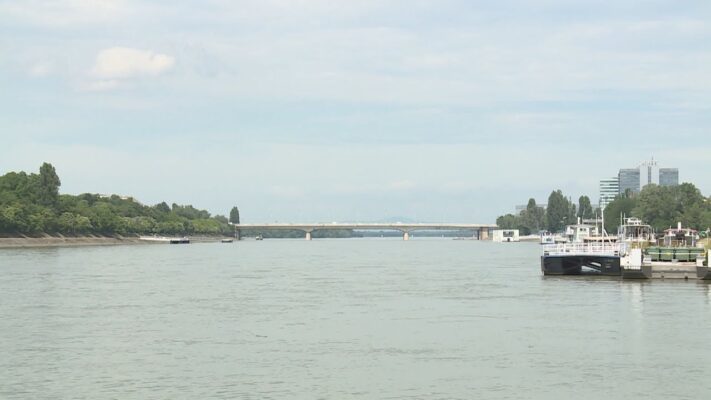 Az erős sodrás és a magas vízállás miatt is életveszélyes a Dunában fürdeni