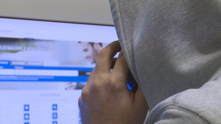 Több mint 10 millió forintot csaltak ki budapesti idősektől az unokázós módszerrel