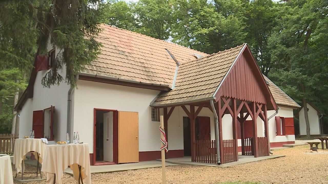 Újjászületett erdei pihenő – átadták az Anna-lakot
