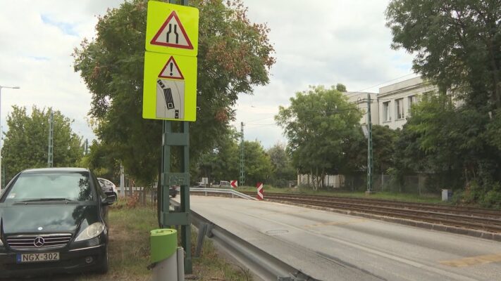 Egyre többször akadnak fenn autók a budapesti villamossíneken
