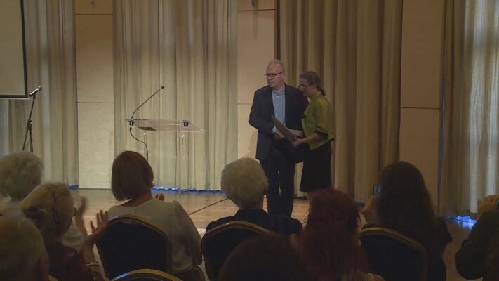 A Hegyvidék Díszpolgára - Lázár Zsuzsa a Budai Rajziskola alapítója vehette át az elismerést