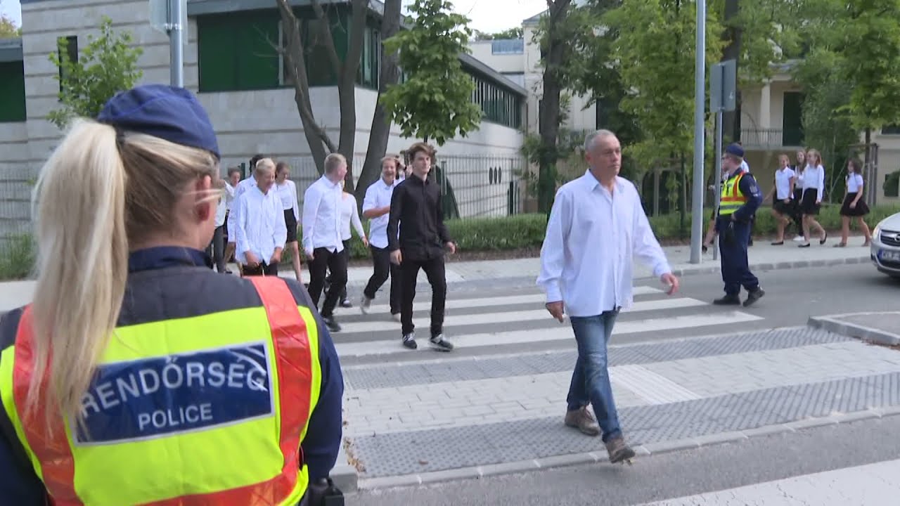 A rendőrség azt kéri az autósoktól, hogy iskolák, óvodák környékén fokozott óvatossággal vezessenek