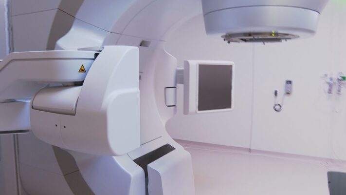 Közel 2 milliárd forint értékben adtak át új sugárterápiás berendezéseket az Onkológiai Intézetben