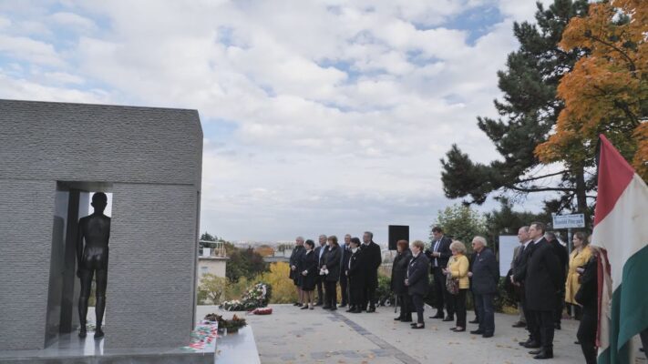 '56-hőseire emlékeztek a II. kerületi Mansfeld szobornál