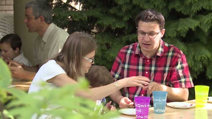 Minden családi kedvezményre jogosult gyermekes szülőnek jár az adó-visszatérítés