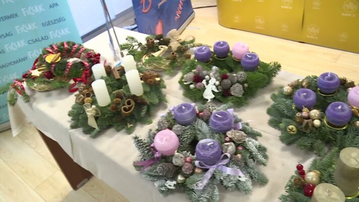 adventi koszoruk arusitasaval is