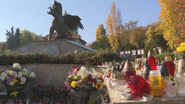 Hosszabb ideig tartanak nyitva a temetők, az emlékezőket fokozott óvatosságra kéri a rendőrség