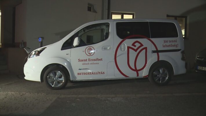 Új elektromos betegszállítót kapott az Időskorúak Árpád-házi Szent Erzsébet otthona