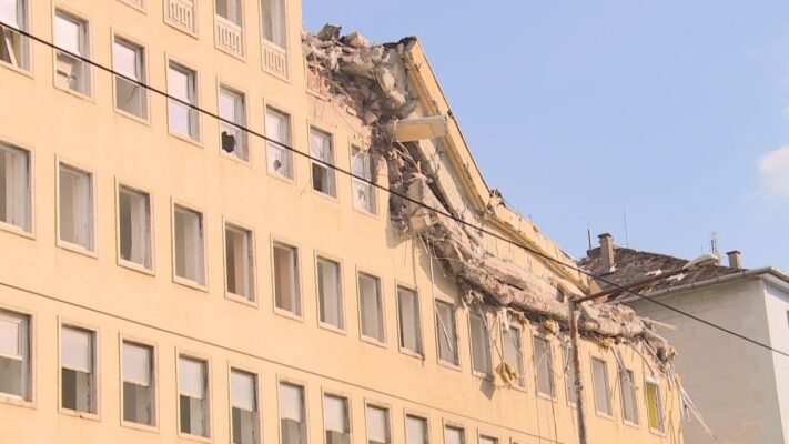 Leállította az önkormányzat a Böszörményi Úti irodaházak bontását