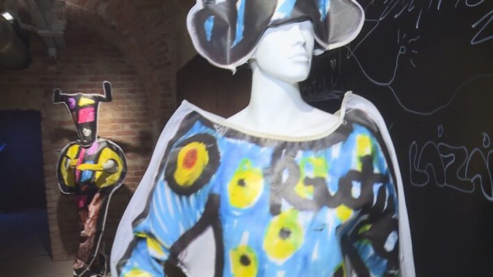 Különleges látványszínházi jelmezekből rendeztek kiállítást a Kiscelli Múzeumban