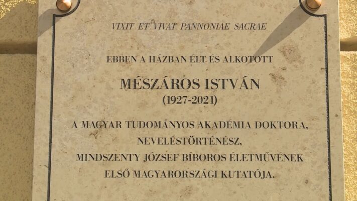 Emléktáblát állítottak az első Mindszenty kutató, Mészáros István tiszteletére