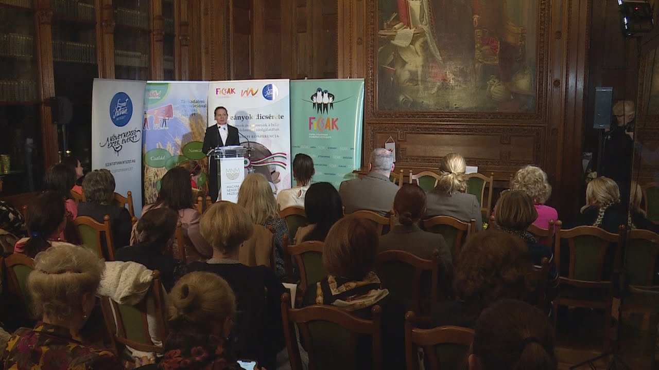 kulonleges konferenciaval unnepe
