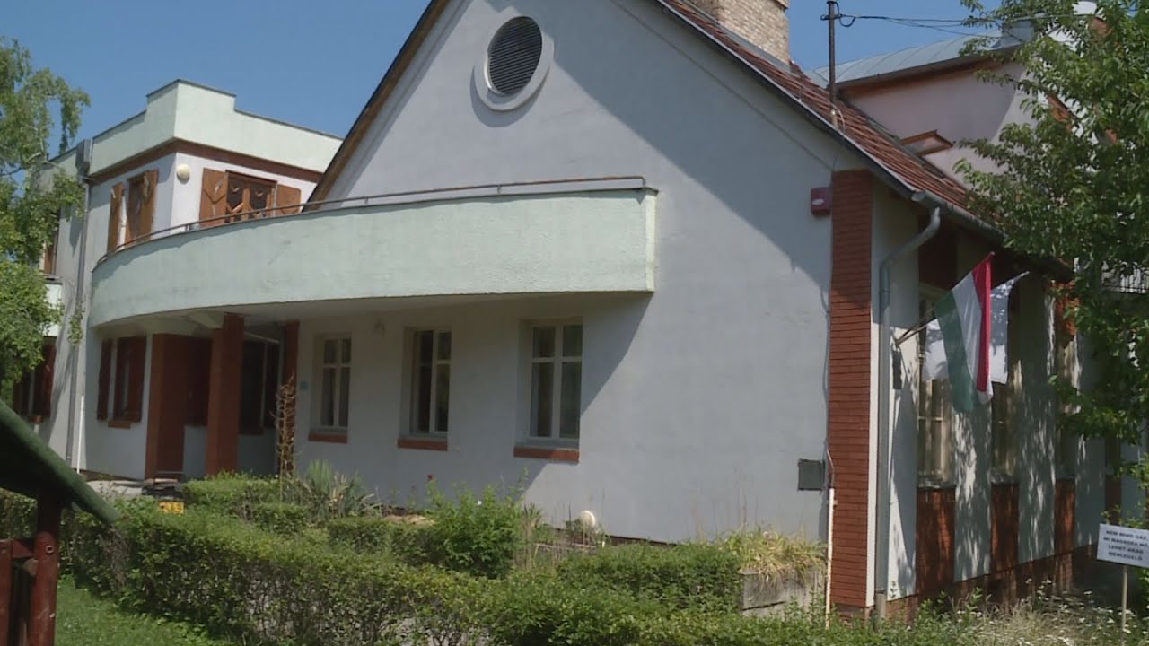 tobb szaz millio forintot fordit