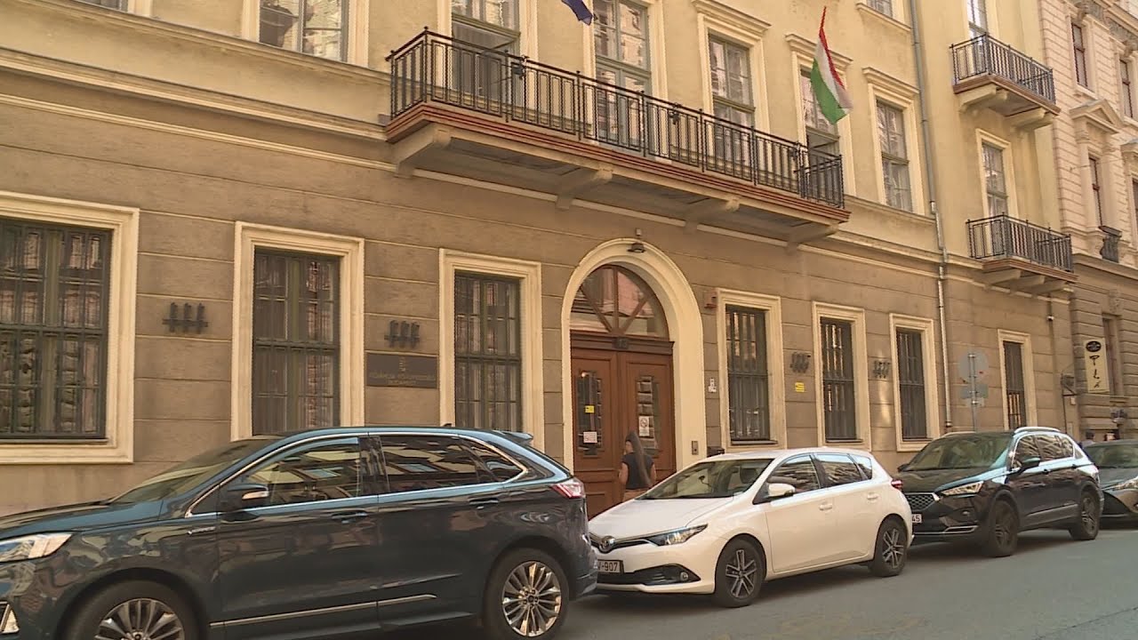 sajat otthonaikban fosztotta ki