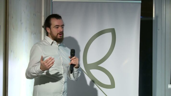 kommentar nelkul fokuszban a var