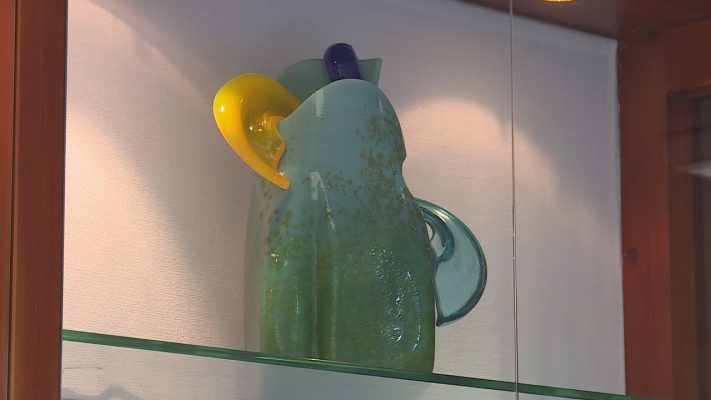 uvegmuveszeti kiallitas a folyos